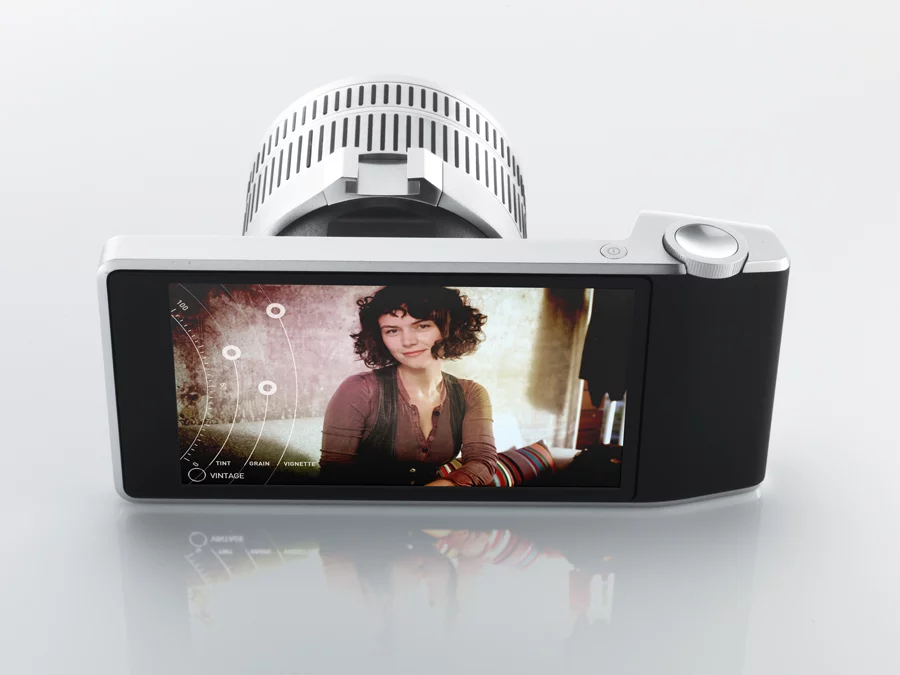 The Camera Futura concept comprises a touchscreen display, an outer frame and interchangeable lenses