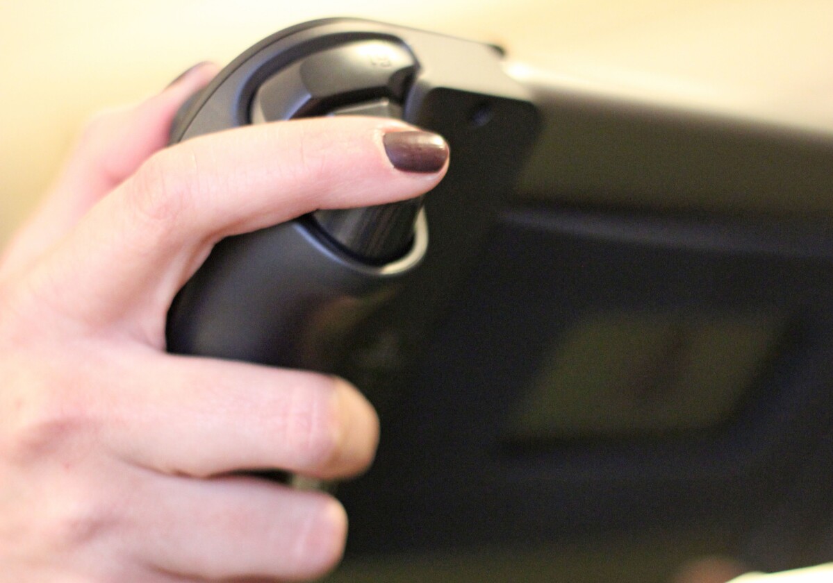 Shoulder buttons on the Gamevice (Photo: Will Shanklin/Gizmag.com)