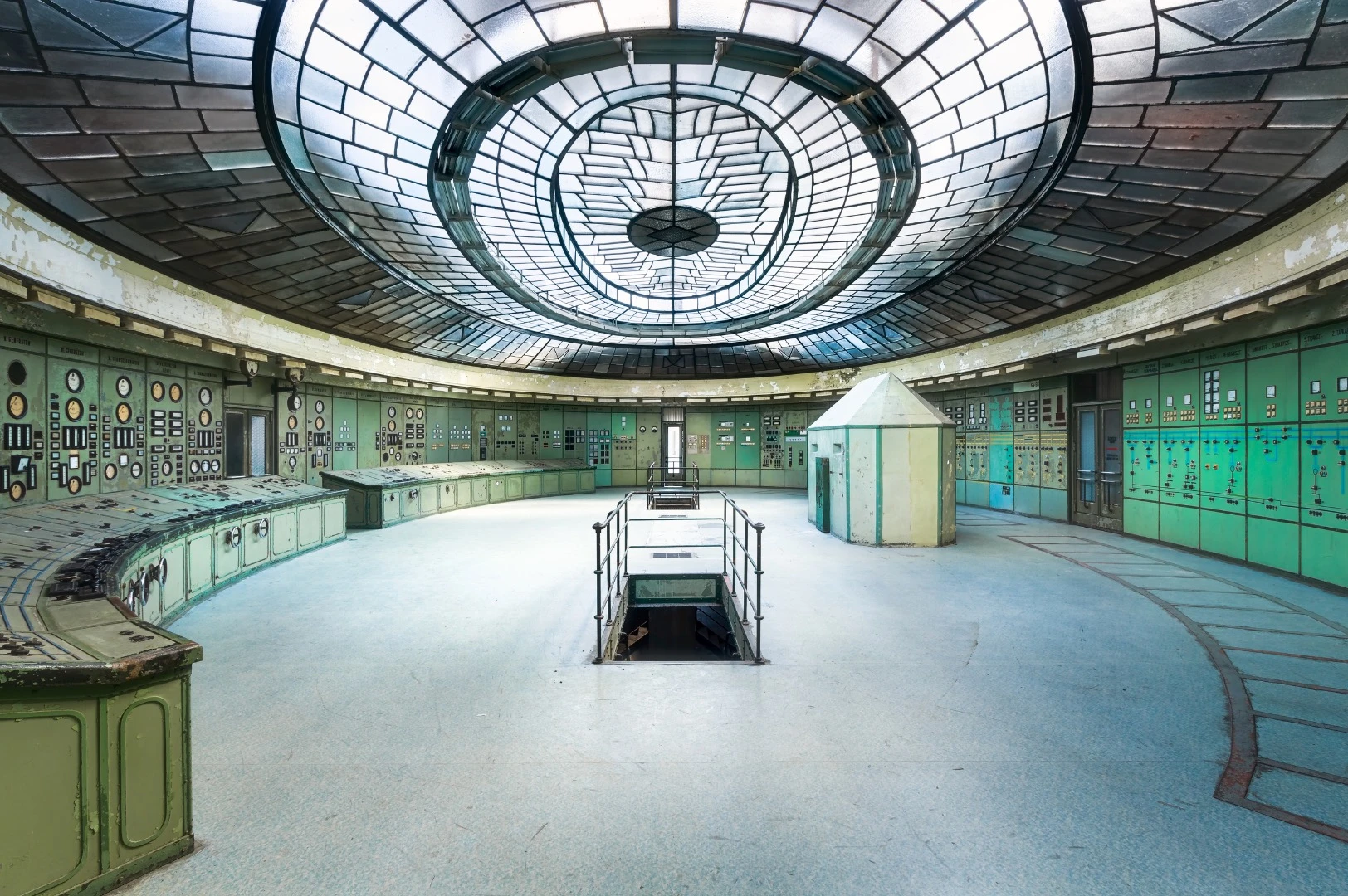 Control, byRoman Robroek was taken in Hungary, with a Canon EOS650D. "This beautiful control room is one of a kind and built in a beautiful art-deco style," says the photographer