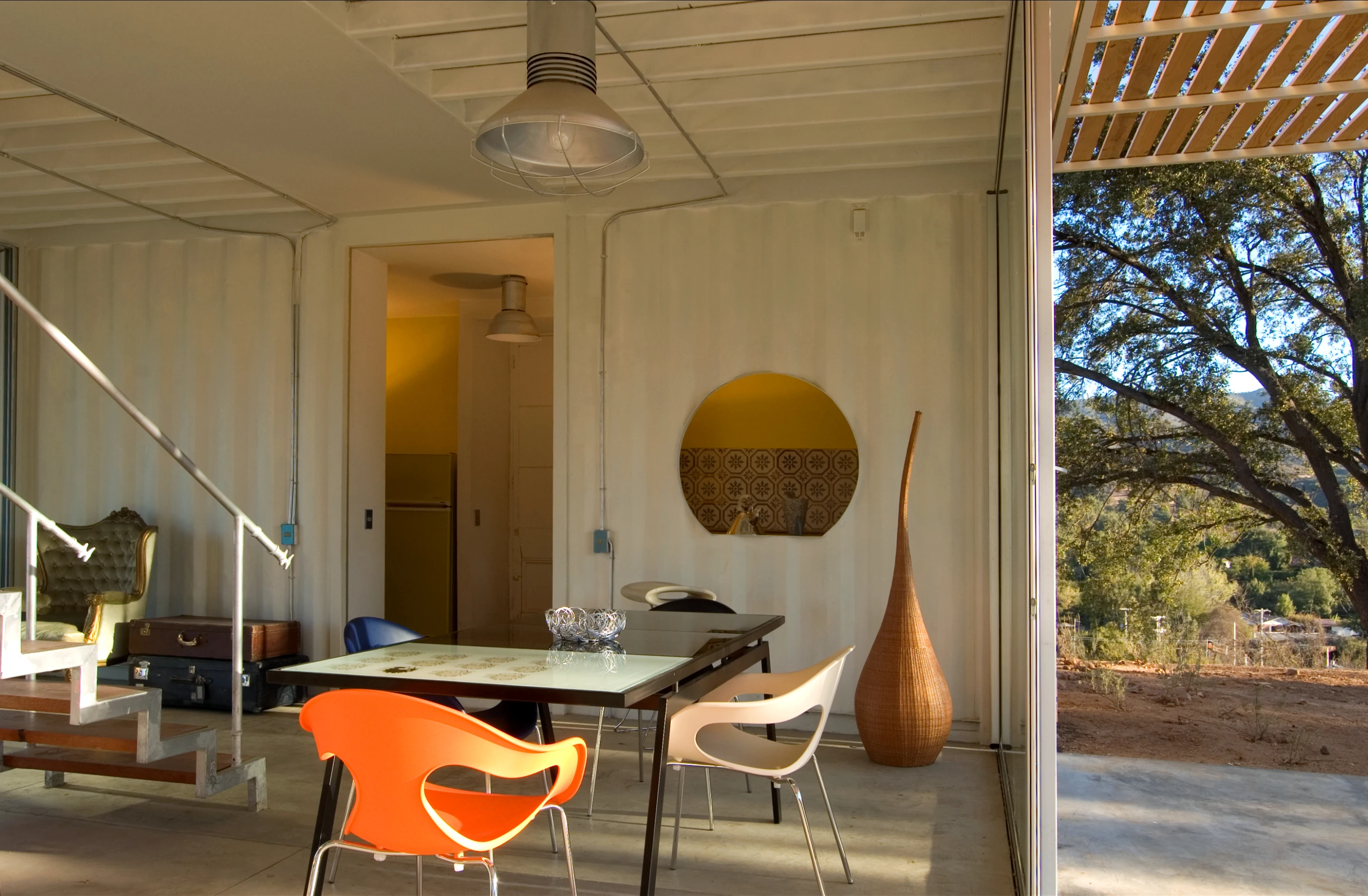 Manifesto House was built in 2009 over a period of 90 days in Curacaví, Chile
