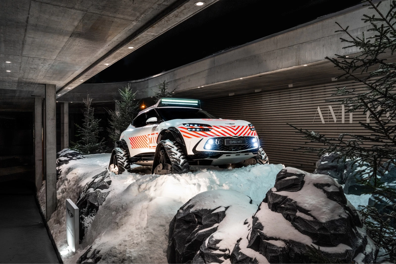 The Genesis GV60 MIV Concept lets you track your whereabouts without the need for a data connection by using a dedicated Garmin GPS Map 276Cx device