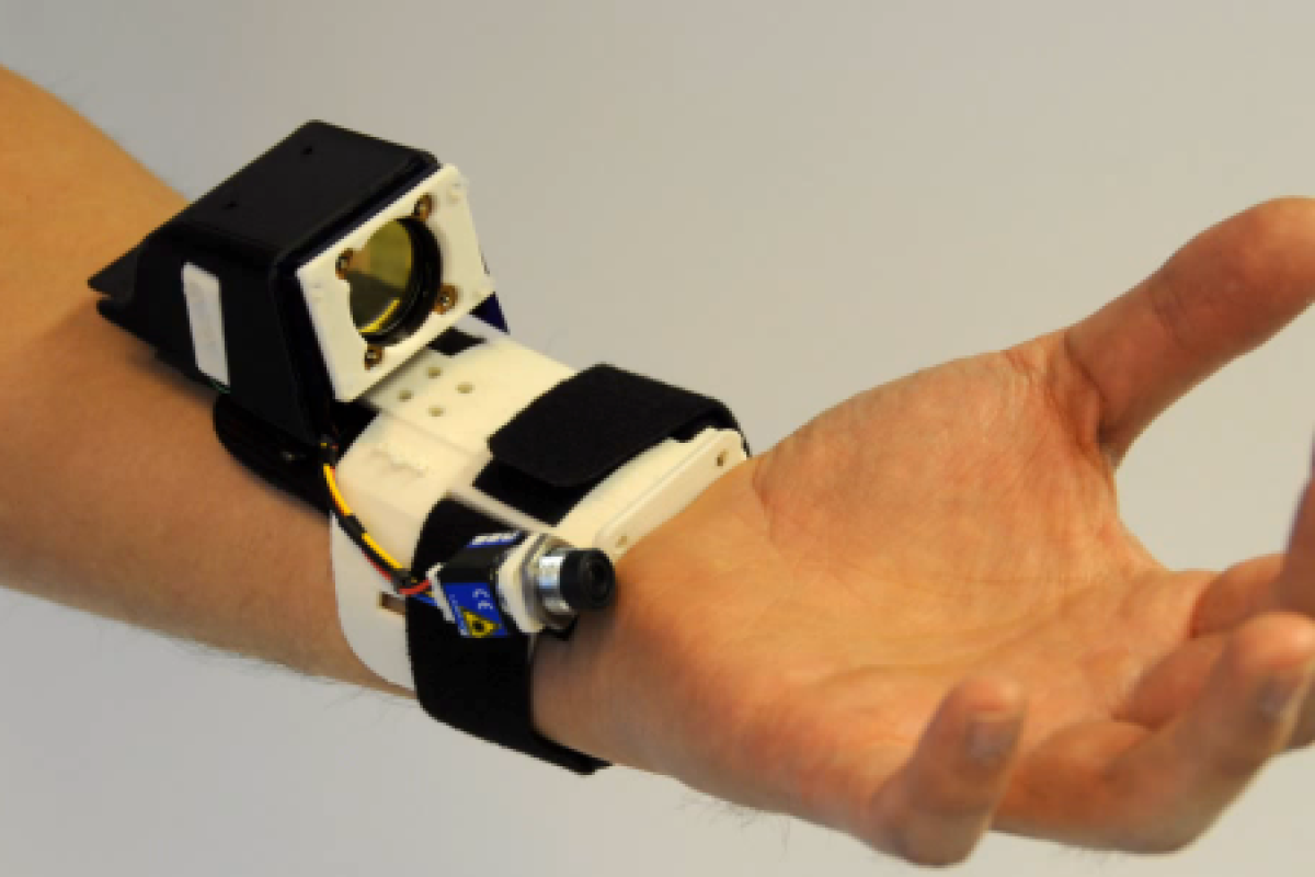 Microsoft Research shows off gloveless hand tracking device