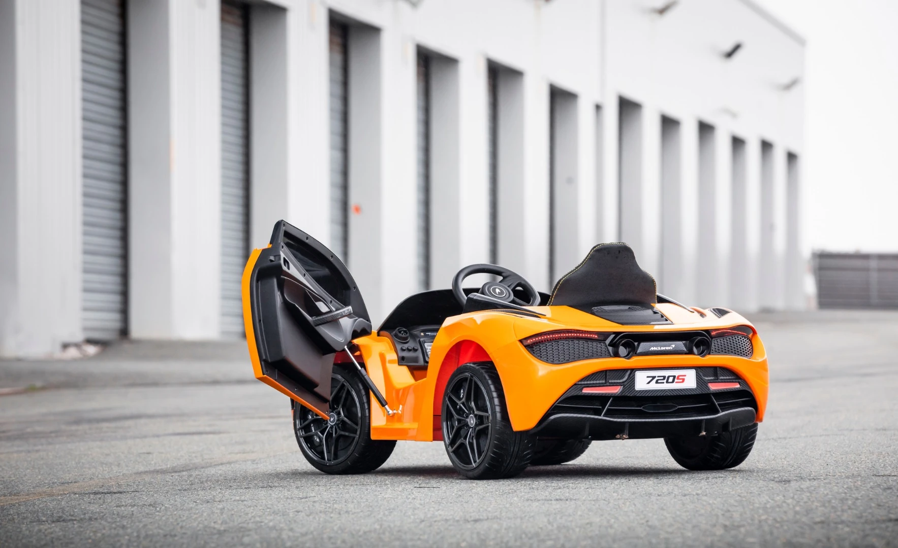 Of course it has dihedral doors