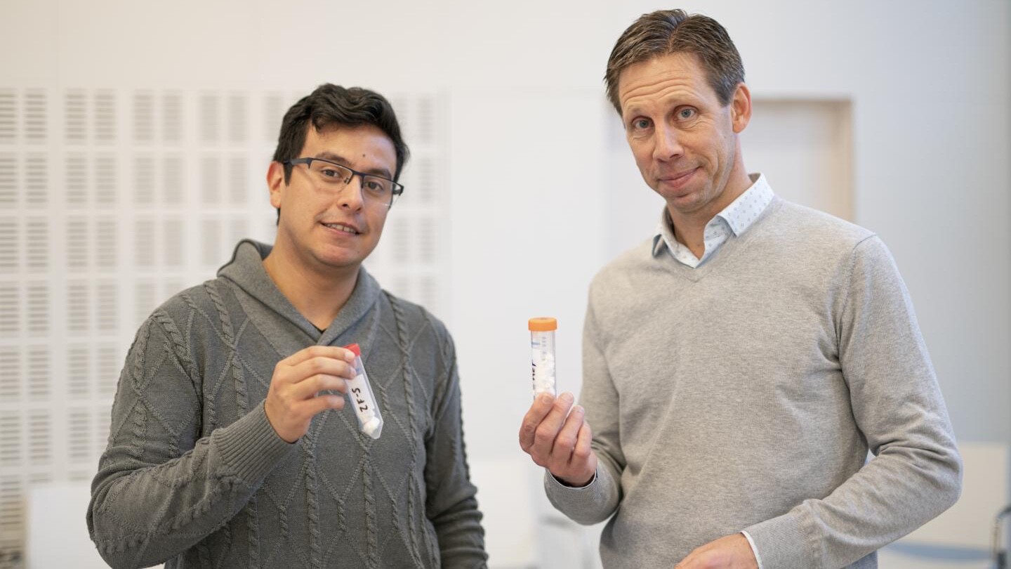 Chalmers PhD student Walter Rosas Arbelaez (left) and Prof. Anders Palmqvist, with samples of the foam