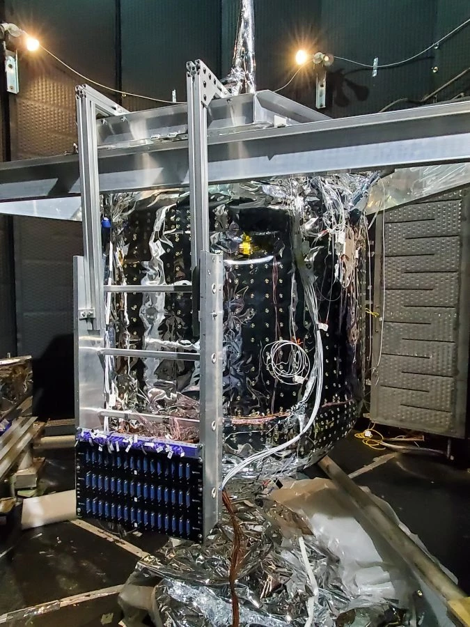 Cryo tank installed in vacuum chamber rig
