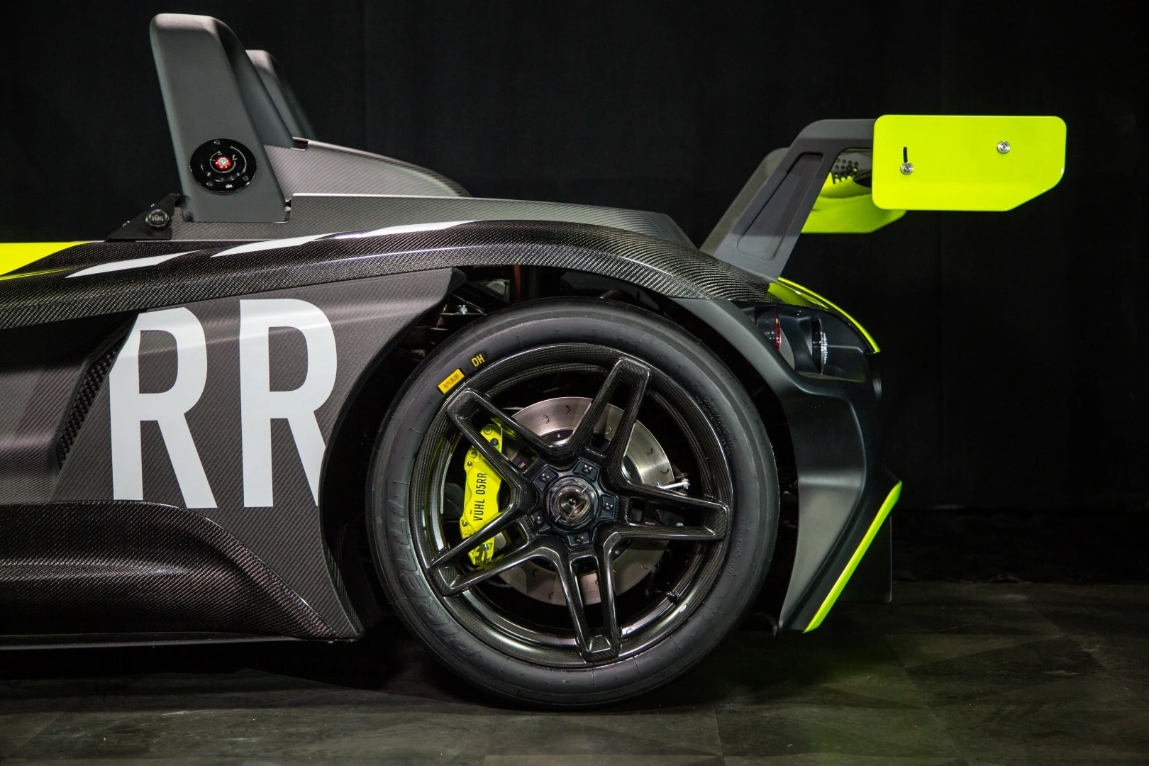 Vuhl 05RR: rollover bars, rear wheel and rear wing