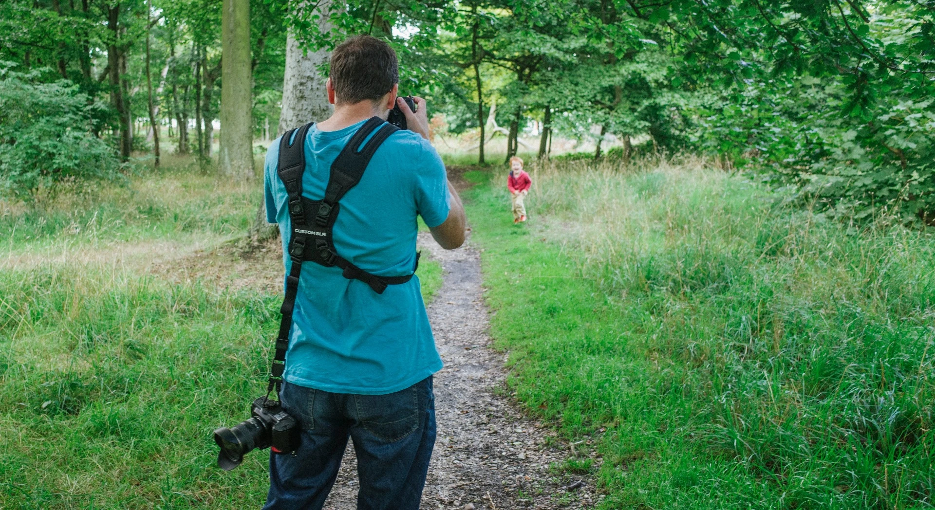 Gizmag reviews the Custom SLR Dual Camera Strap