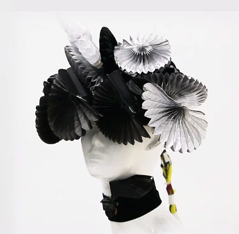 Fans cover the wearer's eyes and ears (Photo: Sangli Design)