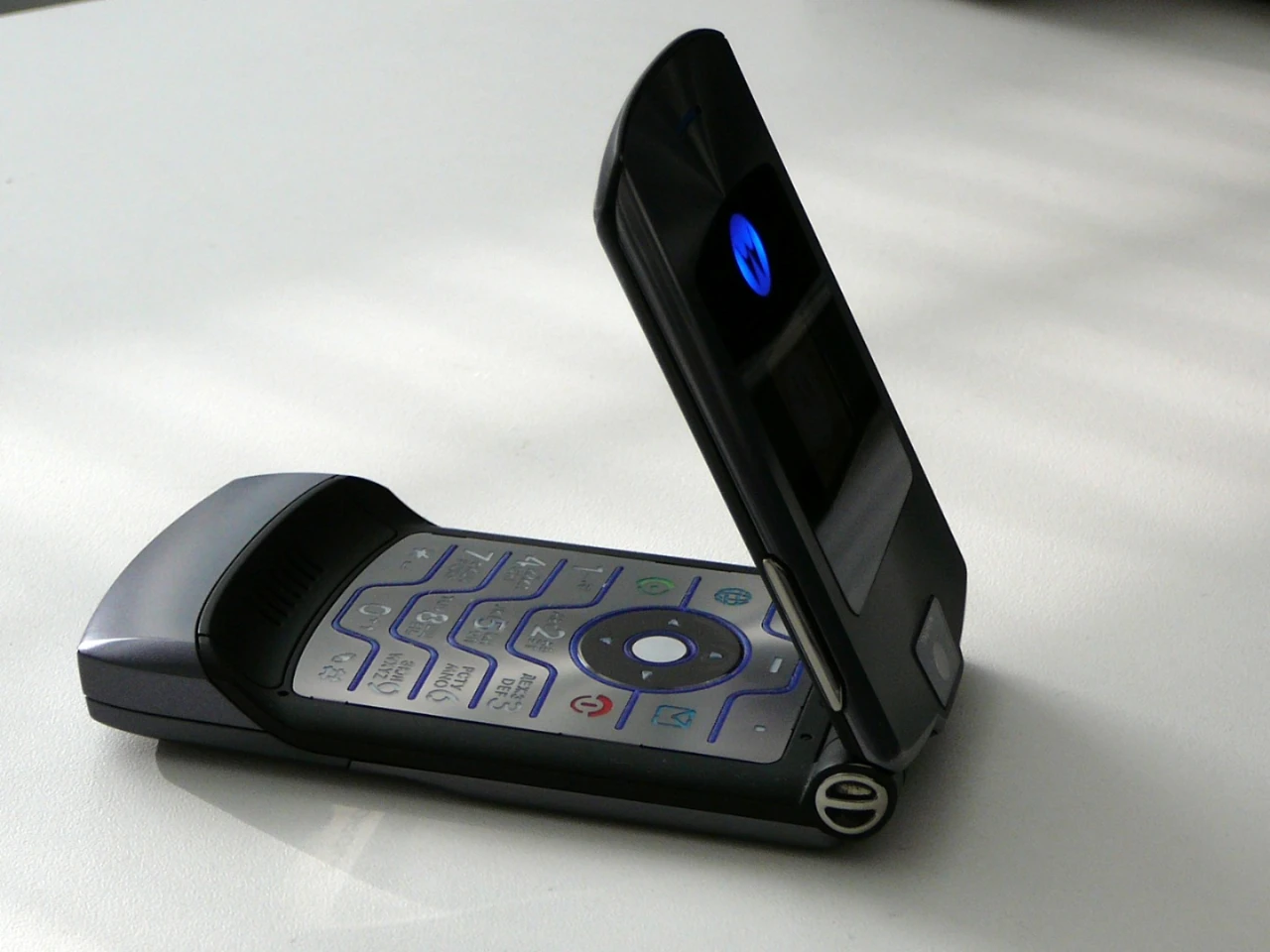The V3i variant of the Motorola Razr had iTunes built in years before the iPhone was released