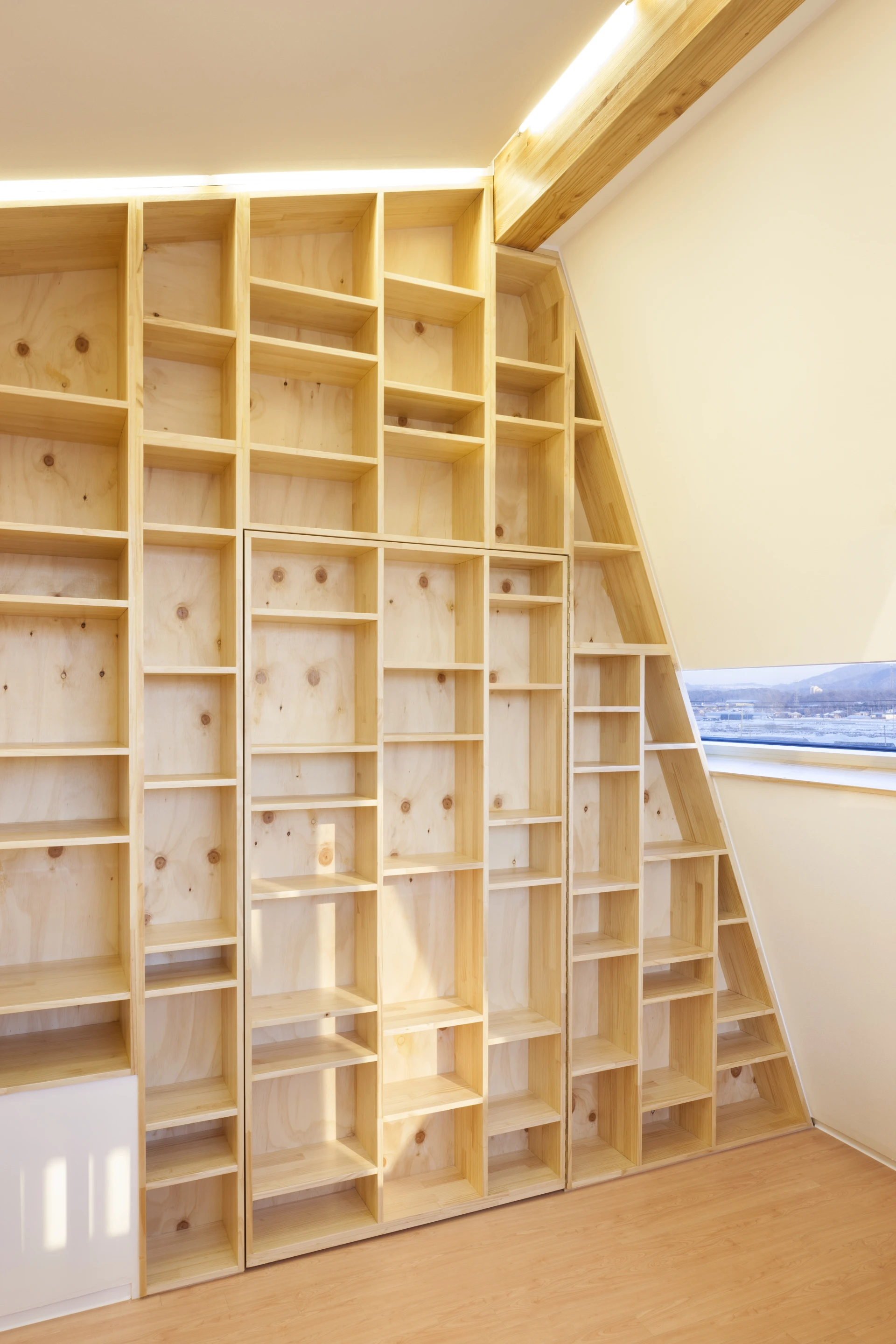 An operable bookshelf is actually a hidden door (Photo: Namgoong Sun)