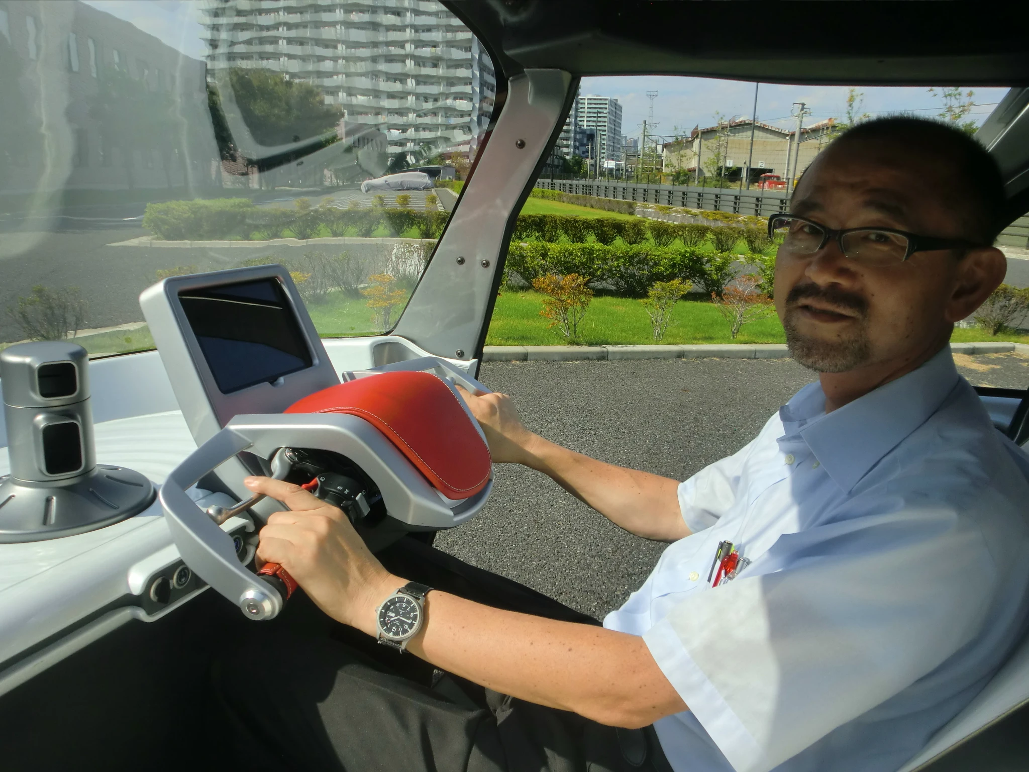 The driver controls are arranged in a handle bar style, similar to mobility vehicles (Photo: Stephen Clemenger/Gizmag.com)