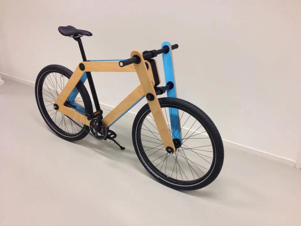 The single-speed bike gets its name from the fact that its frame is made from two weather-coated layered plywood plates, that most of the custom-made components are sandwiched between