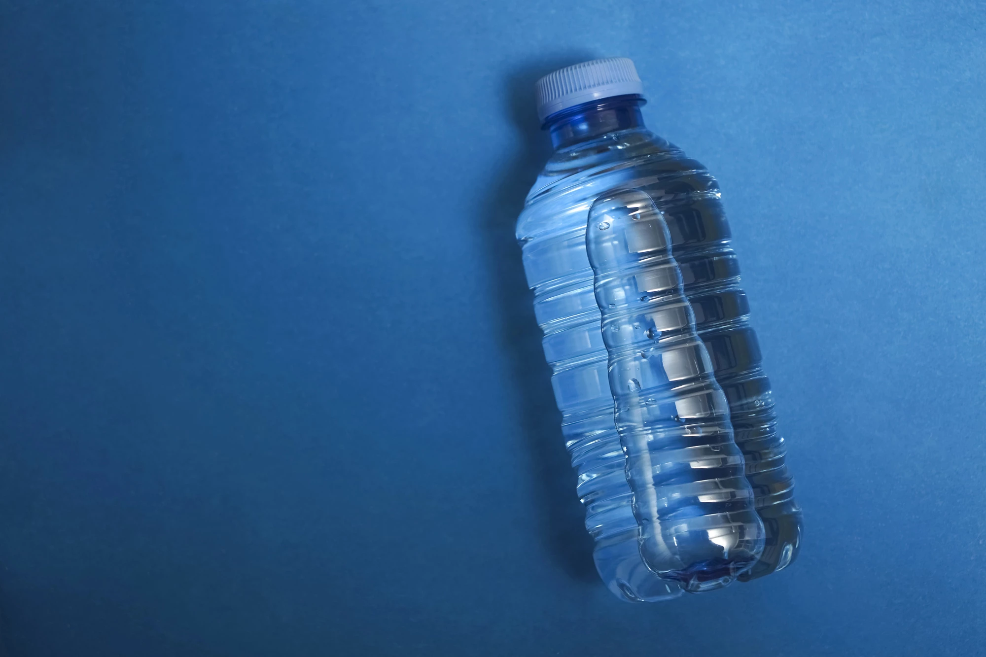 Researchers have used single-particle imaging to determine the number of nanoplastics in a liter of bottled water