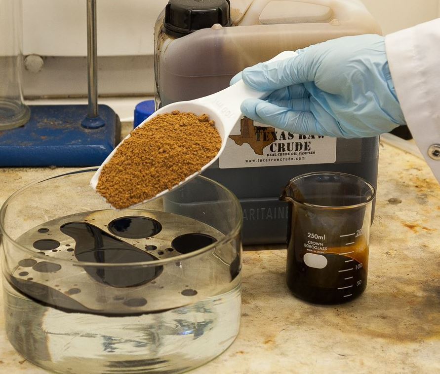 Absorbent polymer made from waste products quickly soaks up oil spills