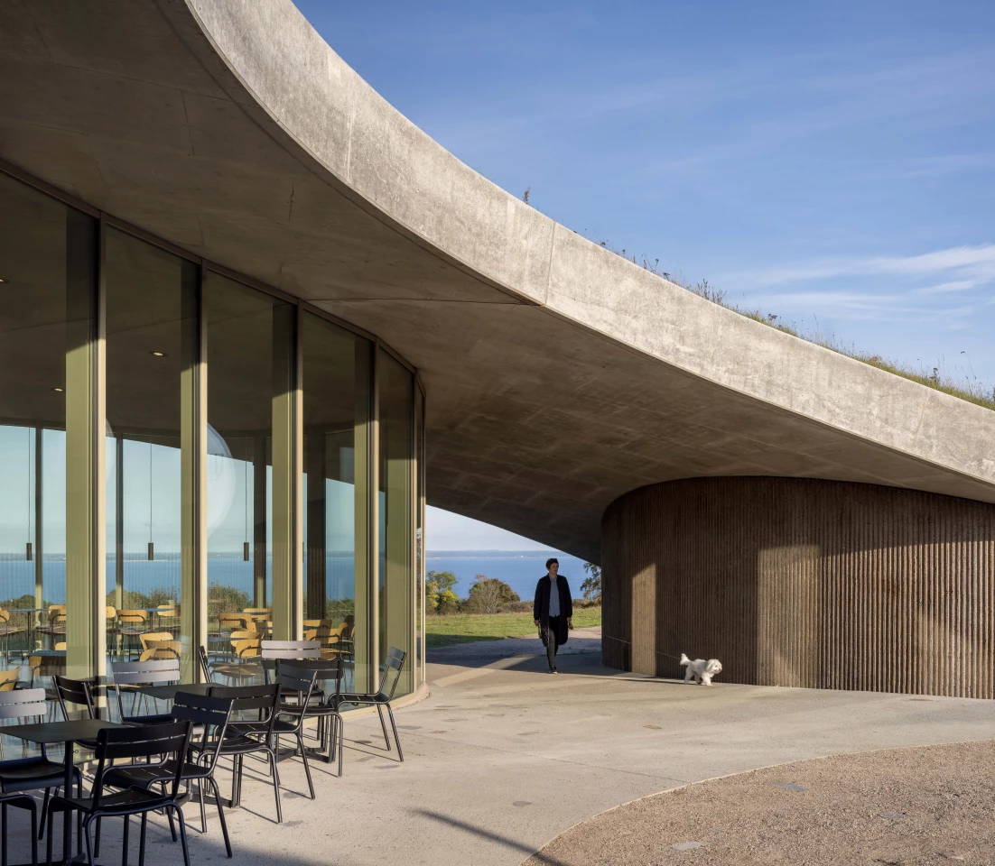 The Skamlingsbanken Visitor Centre measures 500 sq m (roughly 5,380 sq ft) and consists of a concrete structure and generous glazing