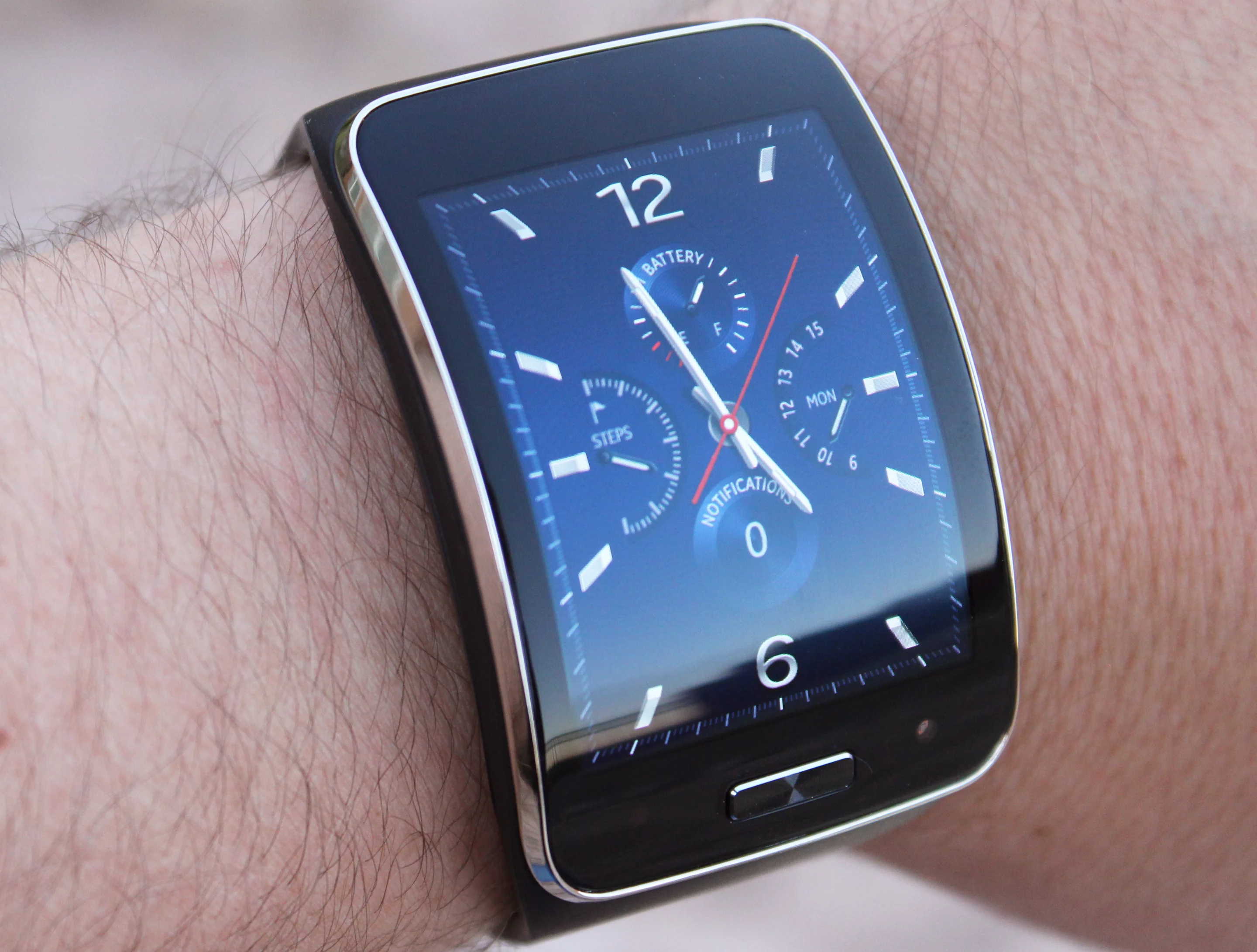 Like most AMOLED screens, the Gear S is solid – but not great – in direct sunlight (Photo: Will Shanklin/Gizmag.com)