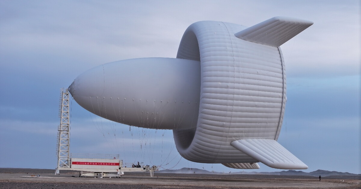 Big blimp uses blades to pull wind power out of the sky