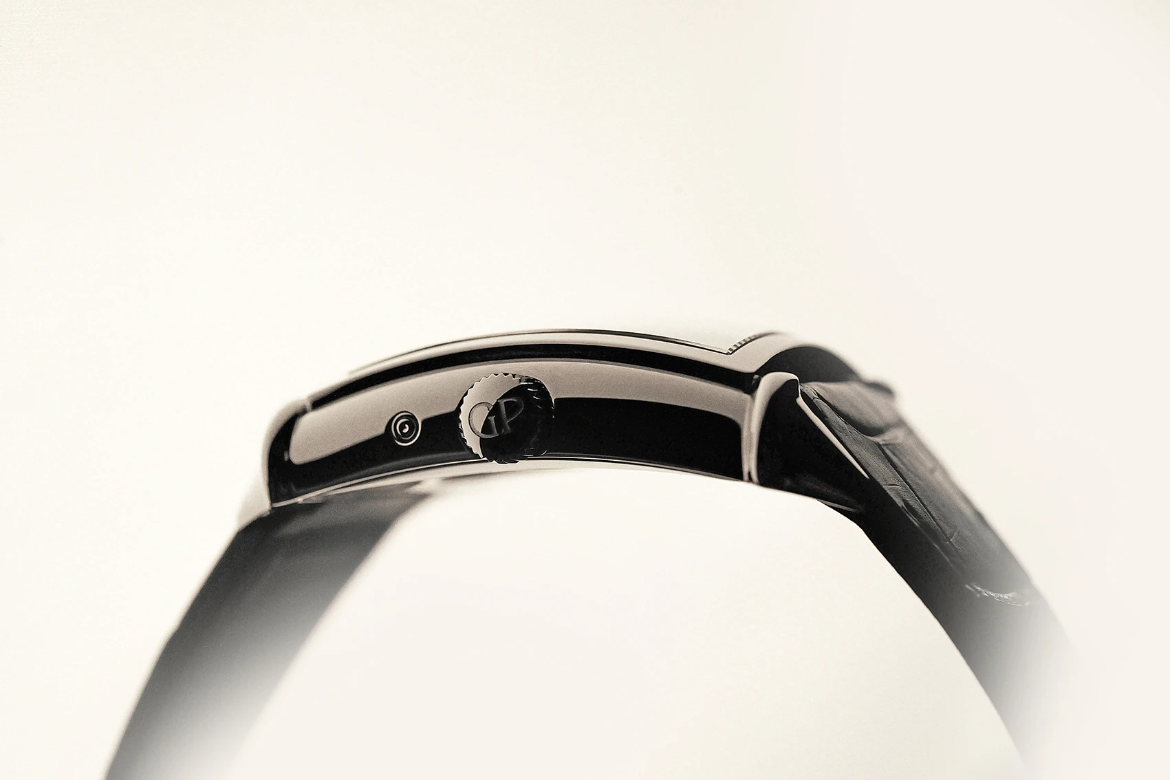 Crown view of the Vintage 1945 Large Date and Moon-Phases watch