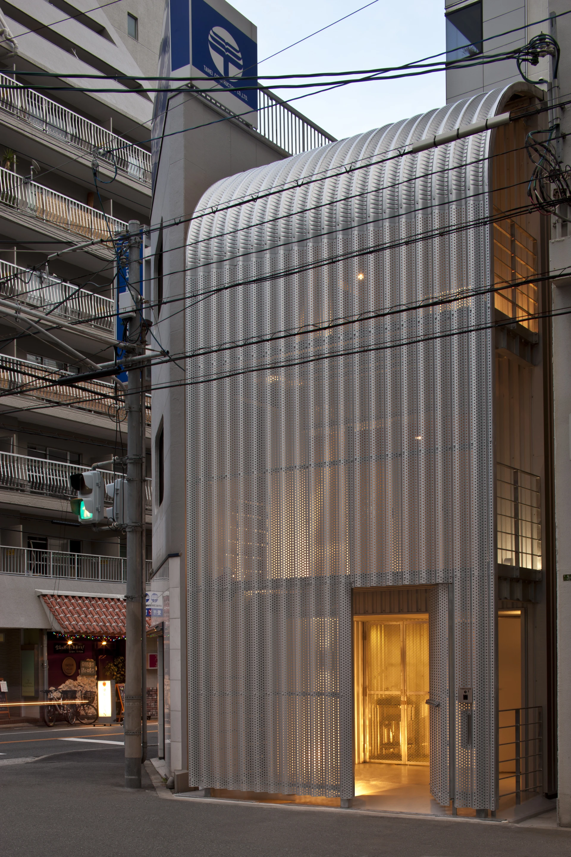 By night, the Rooftecture OT2 house begins to reveal its once-hidden secret world (Photo: Stirling Elmendorf)