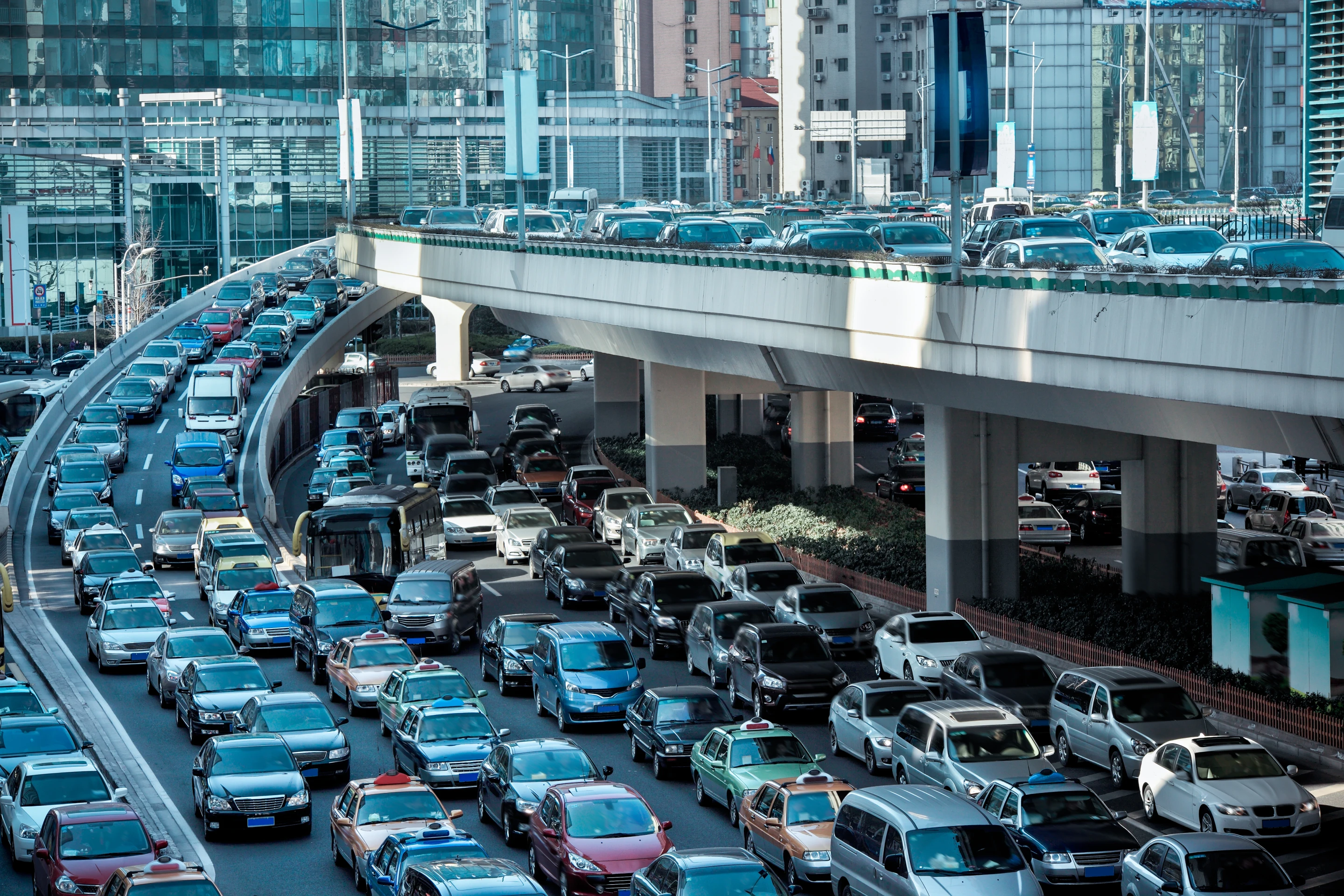 A study by MIT researchers has found that maintaining equal distances between the car in front and the vehicle behind can help improve traffic flow