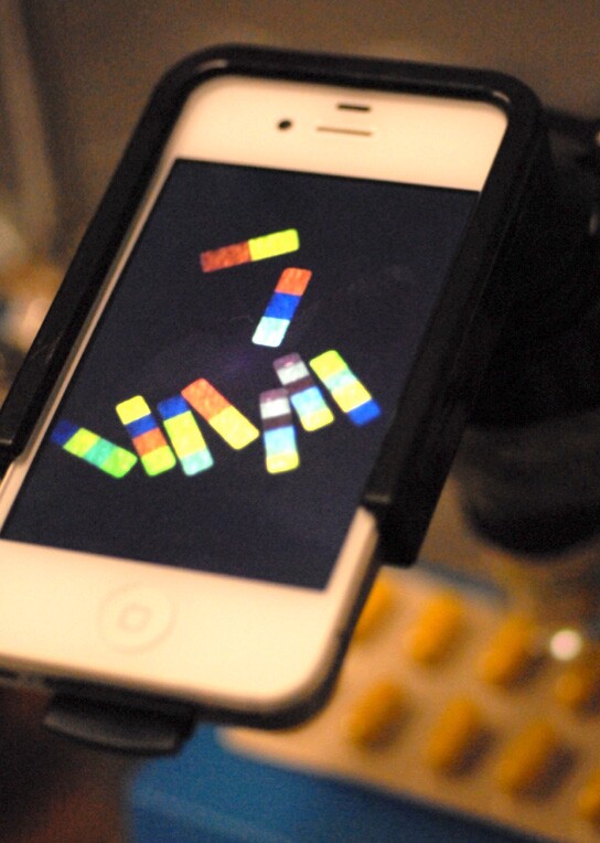 Although the microparticles are too small to be seen by the naked eye, a smartphone equipped with a 20x magnifying lens is able to pick them out