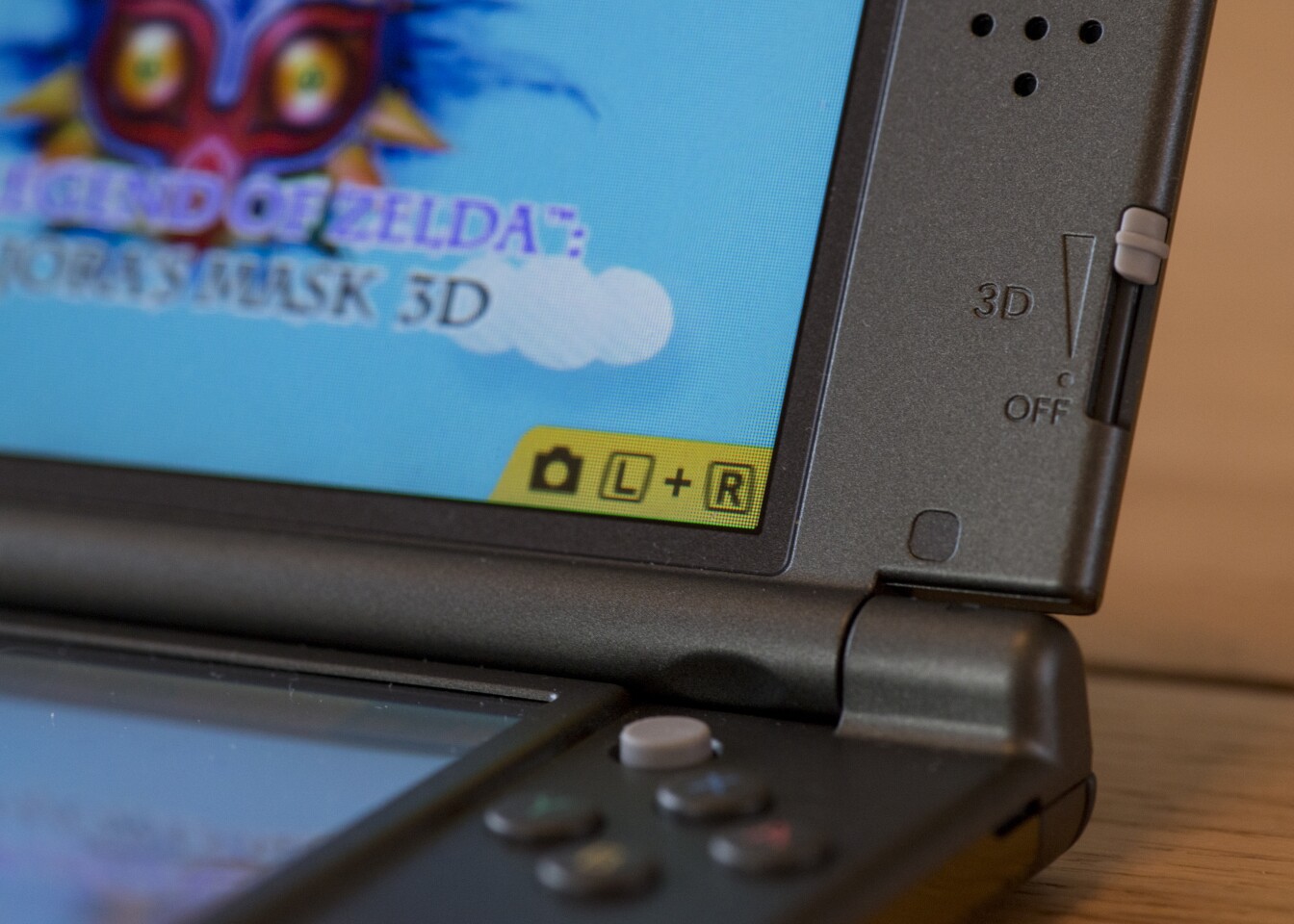 Get used to leaving the 3D slider all the way up on the New Nintendo 3DS XL (Photo: Simon Crisp/Gizmag.com)