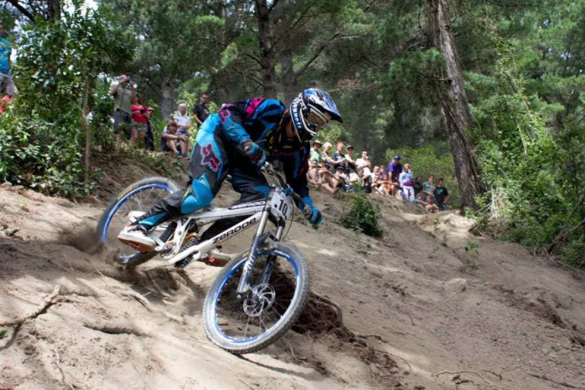 The Zerode G-1 mountain bike incorporates a mid-bike-mounted internal geared hub