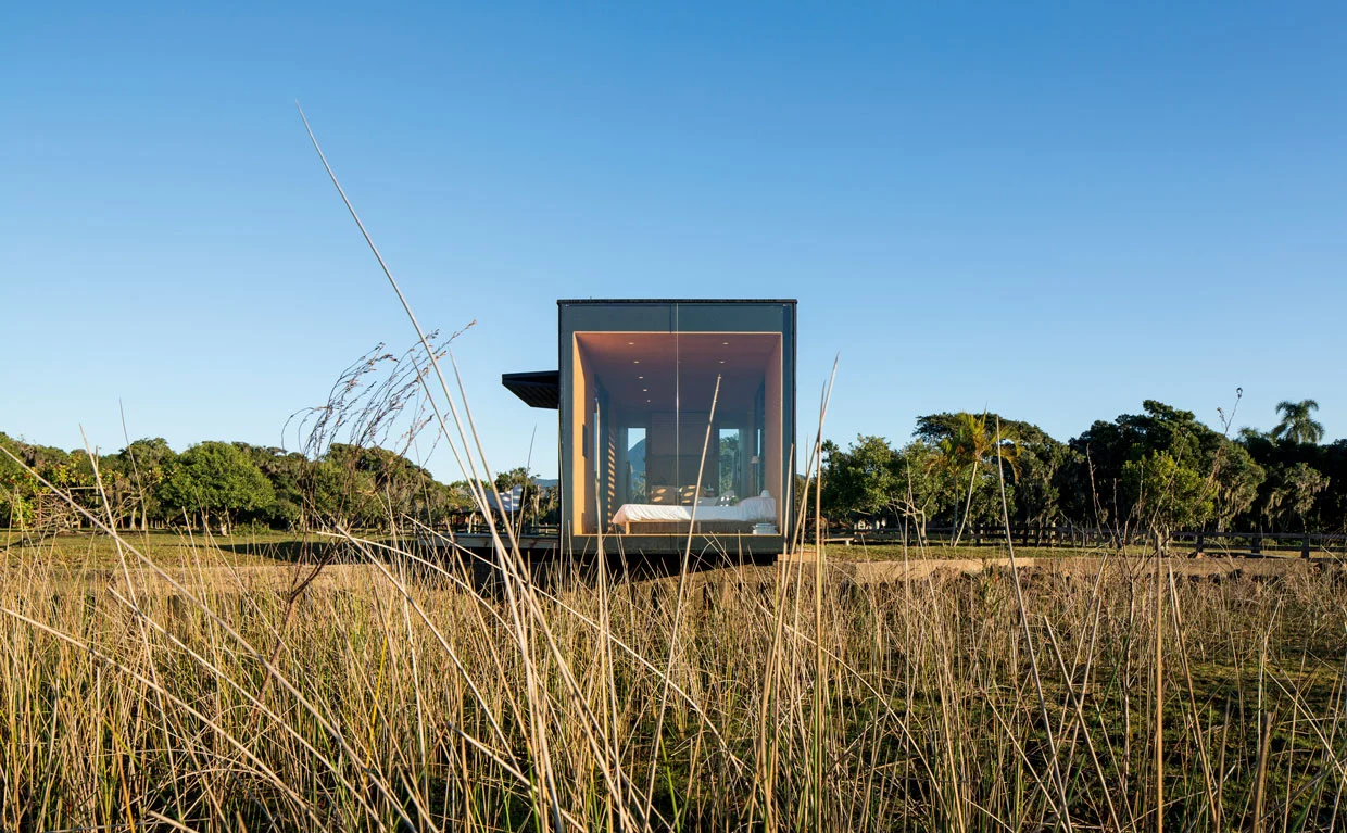 Large glass windows and partly-ventilated facade should be perfectly practicable for warmer areas (Photo: Leonardo Finotti)