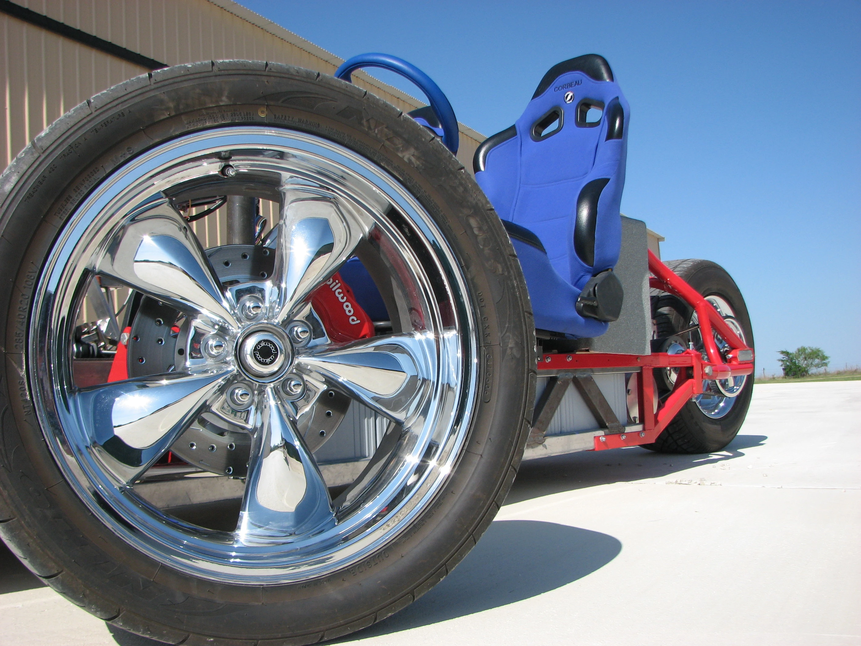 Gary Krysztopik has been driving his huge electric trike on the roads and highways of San Antonio (TX) for over three years now