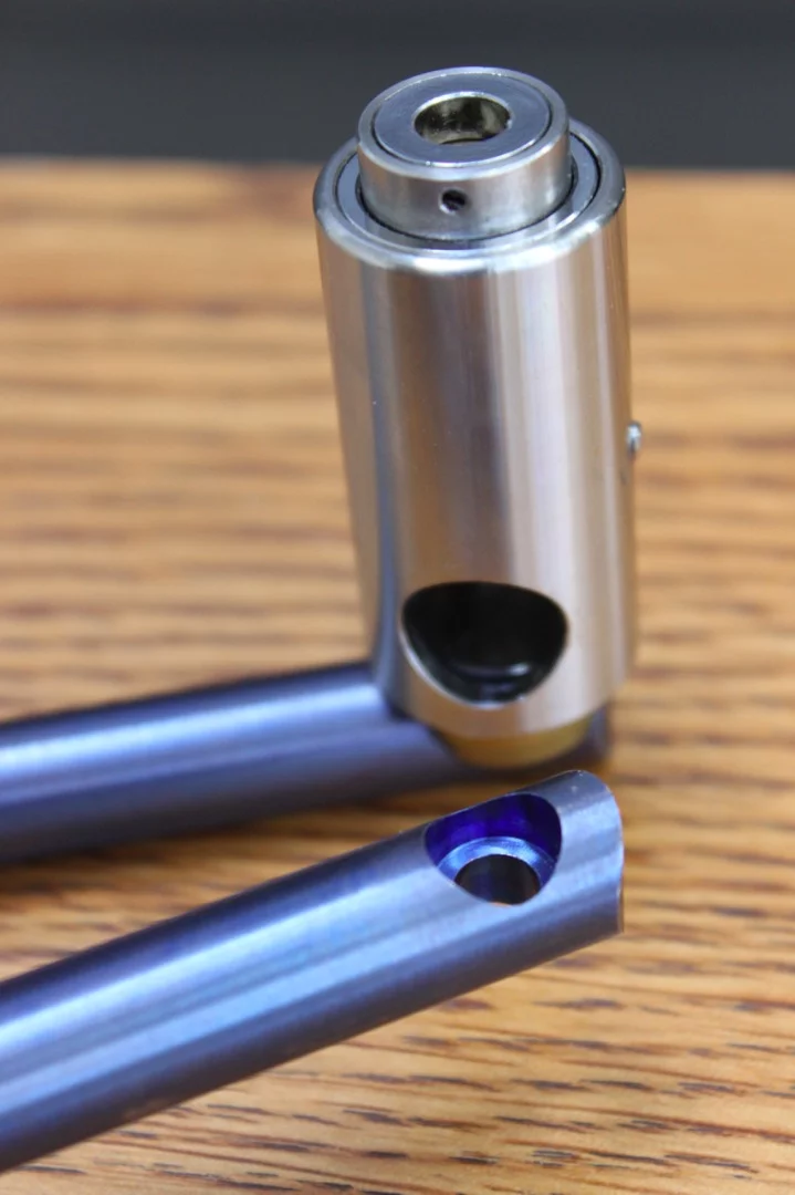 While a key is used to open the thing, the 560G's spring-loaded mechanism can be locked simply by pressing it down with a thumb