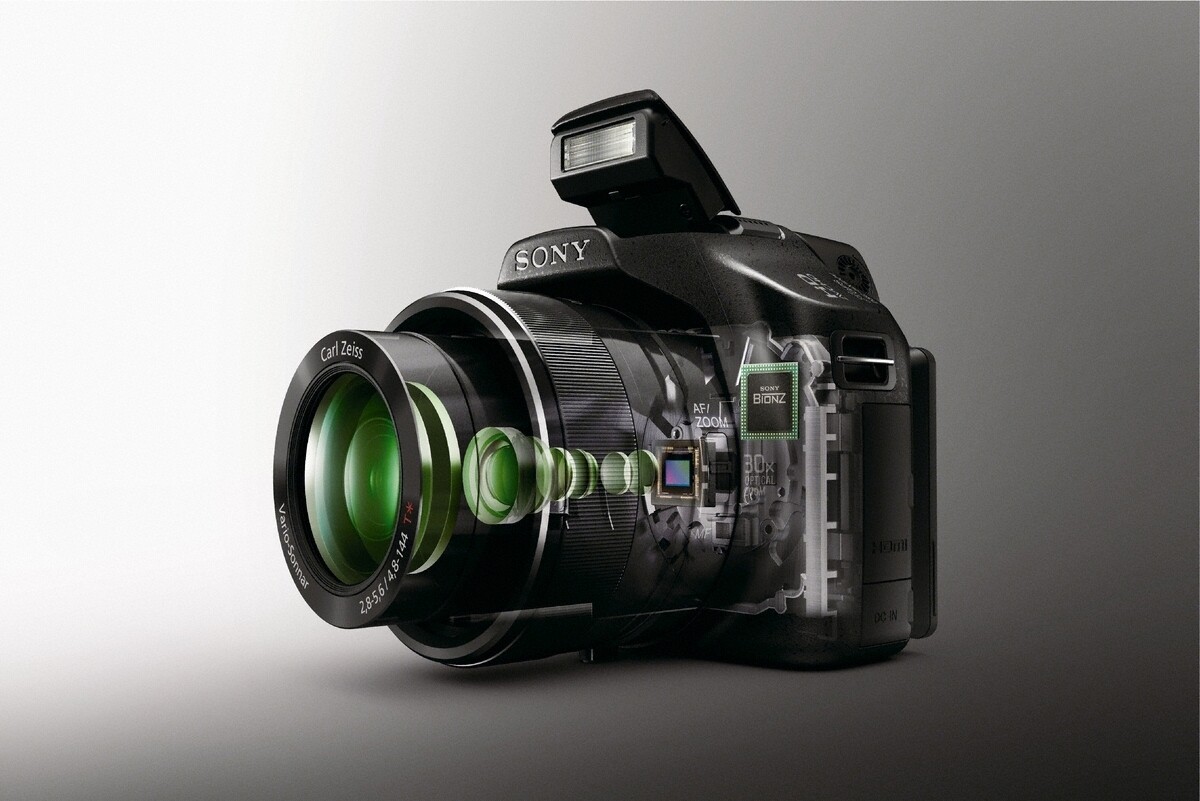 Cutaway of the DSC-HX100V, which features a 30x optical zoom Carl Zeiss lens, high speed autofocus that is said to lock onto a subject in as little as 0.1 seconds, and the ability to record full 1080p movies