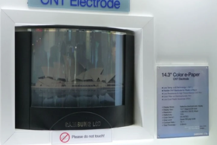 The carbon nanotube-based color active matrix electrophoretic display