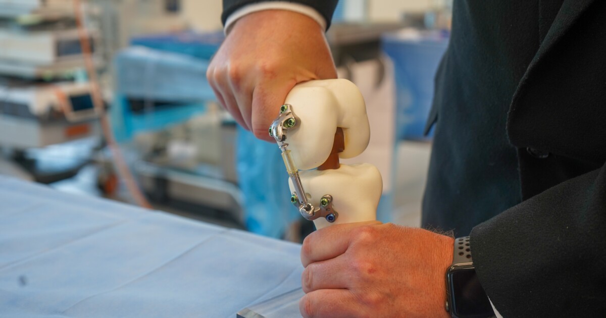 "Shock absorber for the knee" implant shows promise in clinical trial