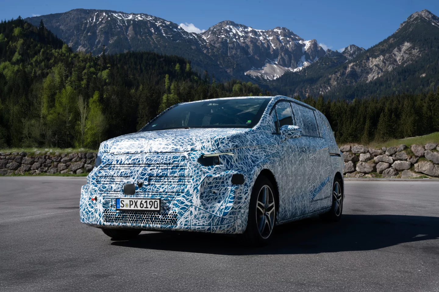 The Mercedes-Benz VLE MPV test vehicle completed a 684-mile journey from Stuttgart to Rome