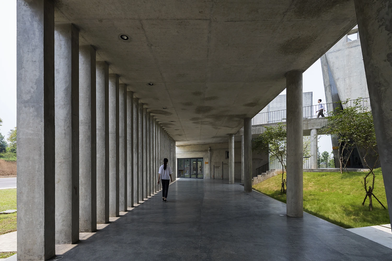 The Viettel Offsite Studio's interior areas are connected by an open corridor