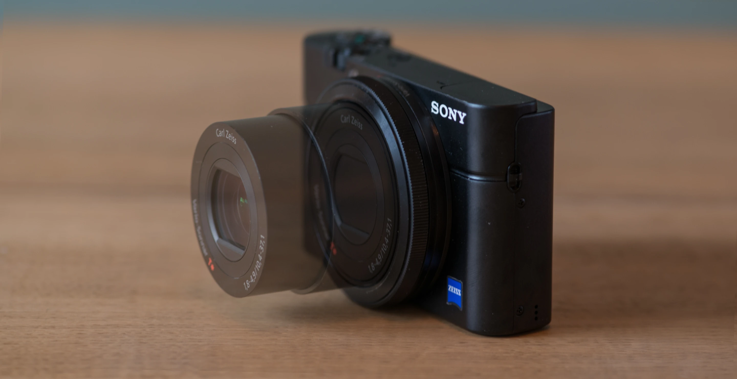 The F1.8-4.9 Carl Zeiss Vario-Sonnar T lens of the Sony RX100 has a 35mm effective focal length of 28-100mm