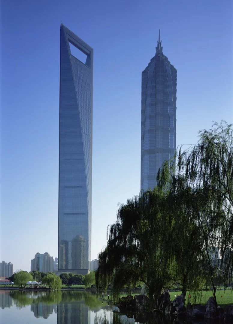 The Shanghai World Financial Center, by Kohn Pedersen Fox (KPF), is a stunning-looking skyscraper