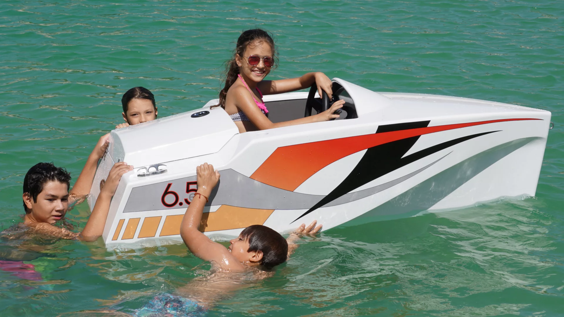 The JimBoat is 6.5 ft long, weighs 75 kg (165 lb), and with an electric motor providing 55 lb of thrust via an enclosed 3 blade propeller, it's capable of 5.5 knots