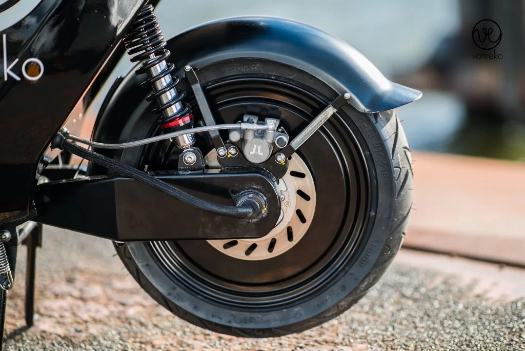 The Be.e's 4 kW electric hub motor produces 110 Nm of torque and offers a top speed of 55 km/h, though Van.Eko has limited the latter to two lower options