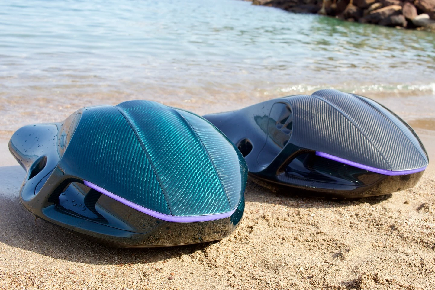 An LED strip on the front helps the Elite be seen underwater