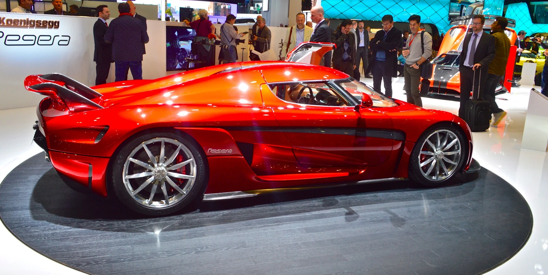 The Regera relies on a Koenigsegg-developed "HydraCoup" to blend engine power in