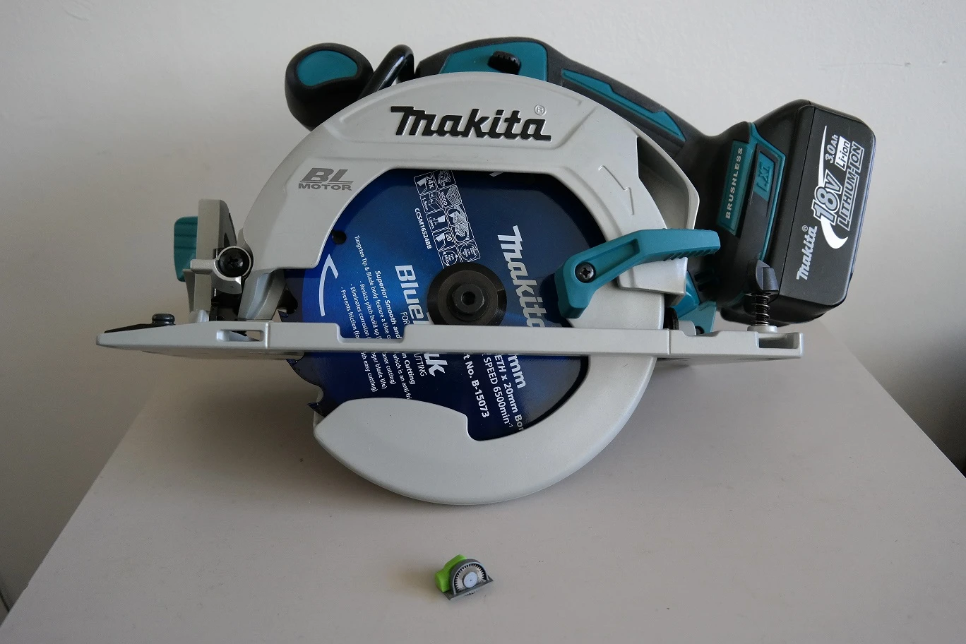 The saw has all the usual components of a typical life-sized circular saw such as a blade holder, a saw guard and two halves that form the main housing