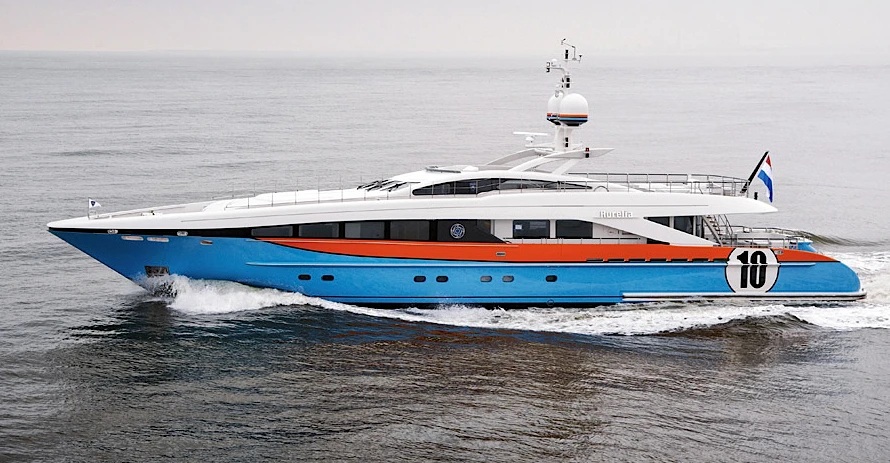 RAISED PILOTHOUSE SEMI-DISPLACEMENT OR PLANING MOTOR YACHTS winner Aurelia