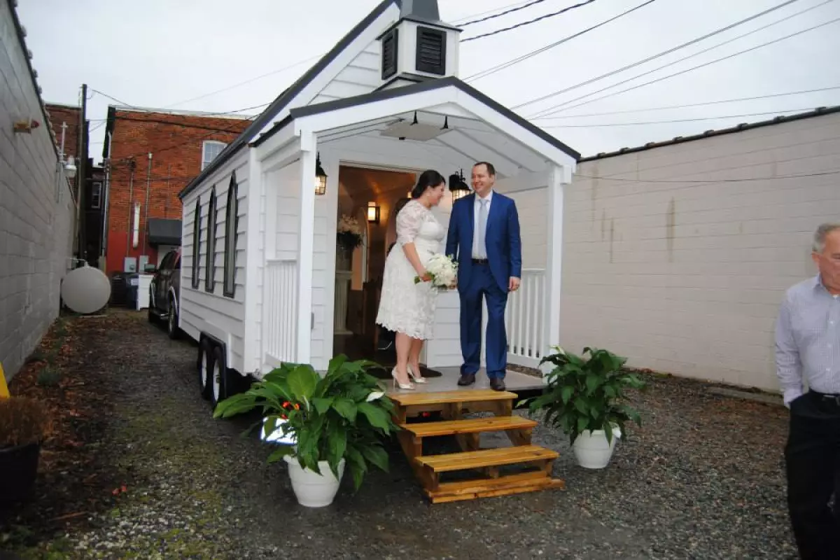 If you're interested in tying the knot in tiny house style yourself, the most basic package starts at US$100 (Photo: Tiny Chapel Weddings)