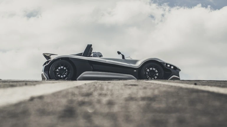 The VŪHL 05 does 0-62 mph (100 km/h) in 3.7 seconds
