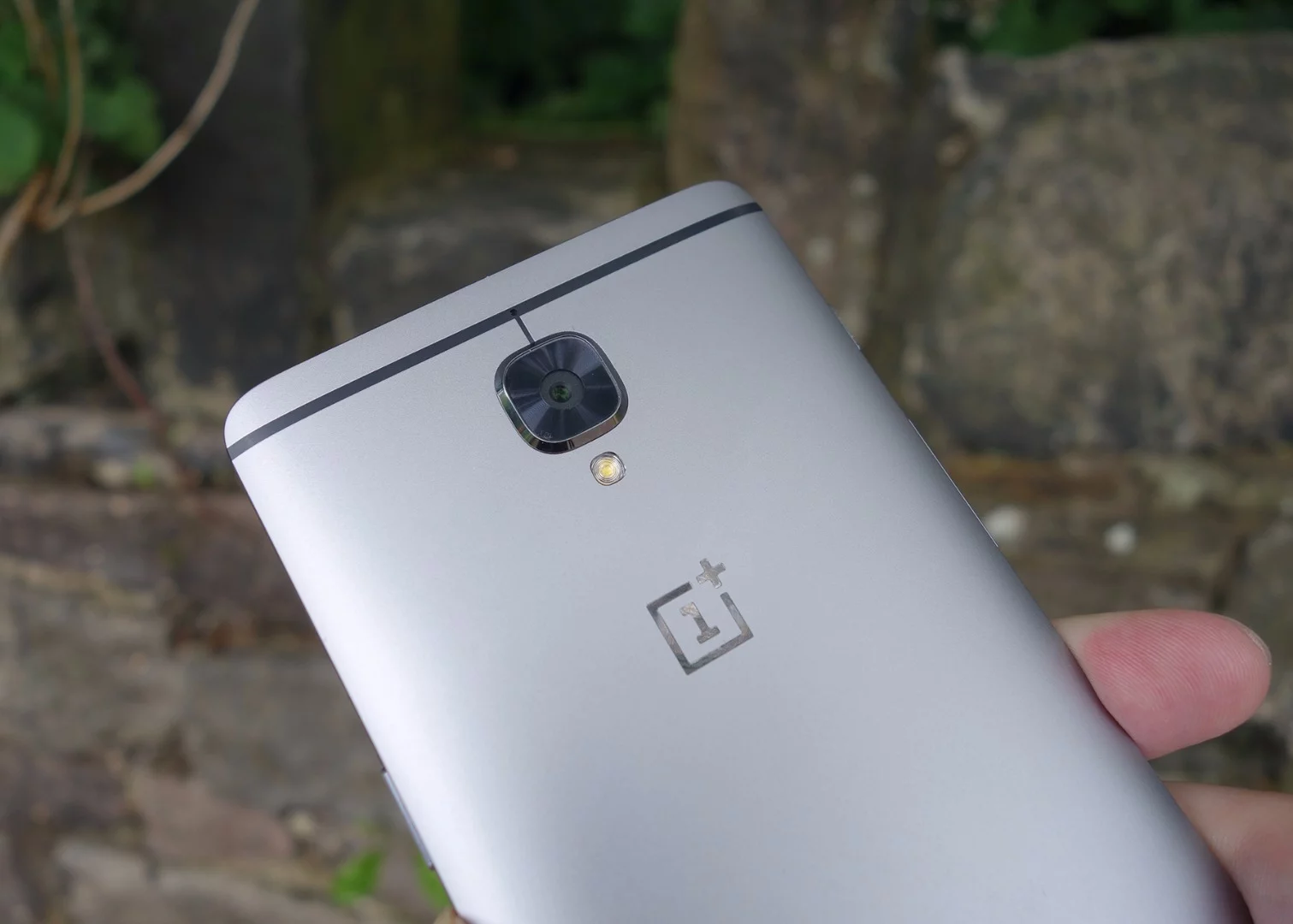 The OnePlus 3 camera performs well in most conditions, although you'll have to deal with a raised housing