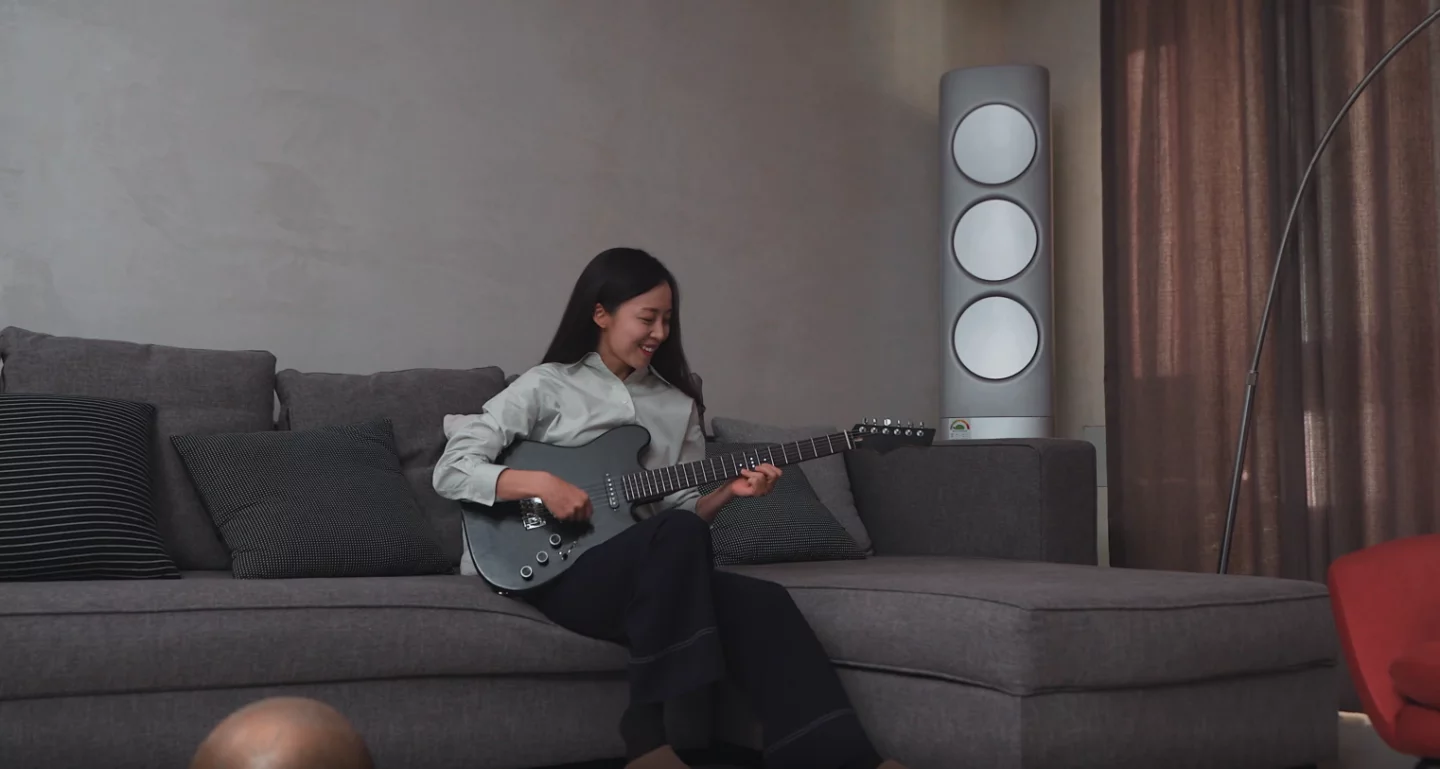 The ZamString smart guitar works with the ZamStar mobile app to help students learn to play, and jam online with other musicians