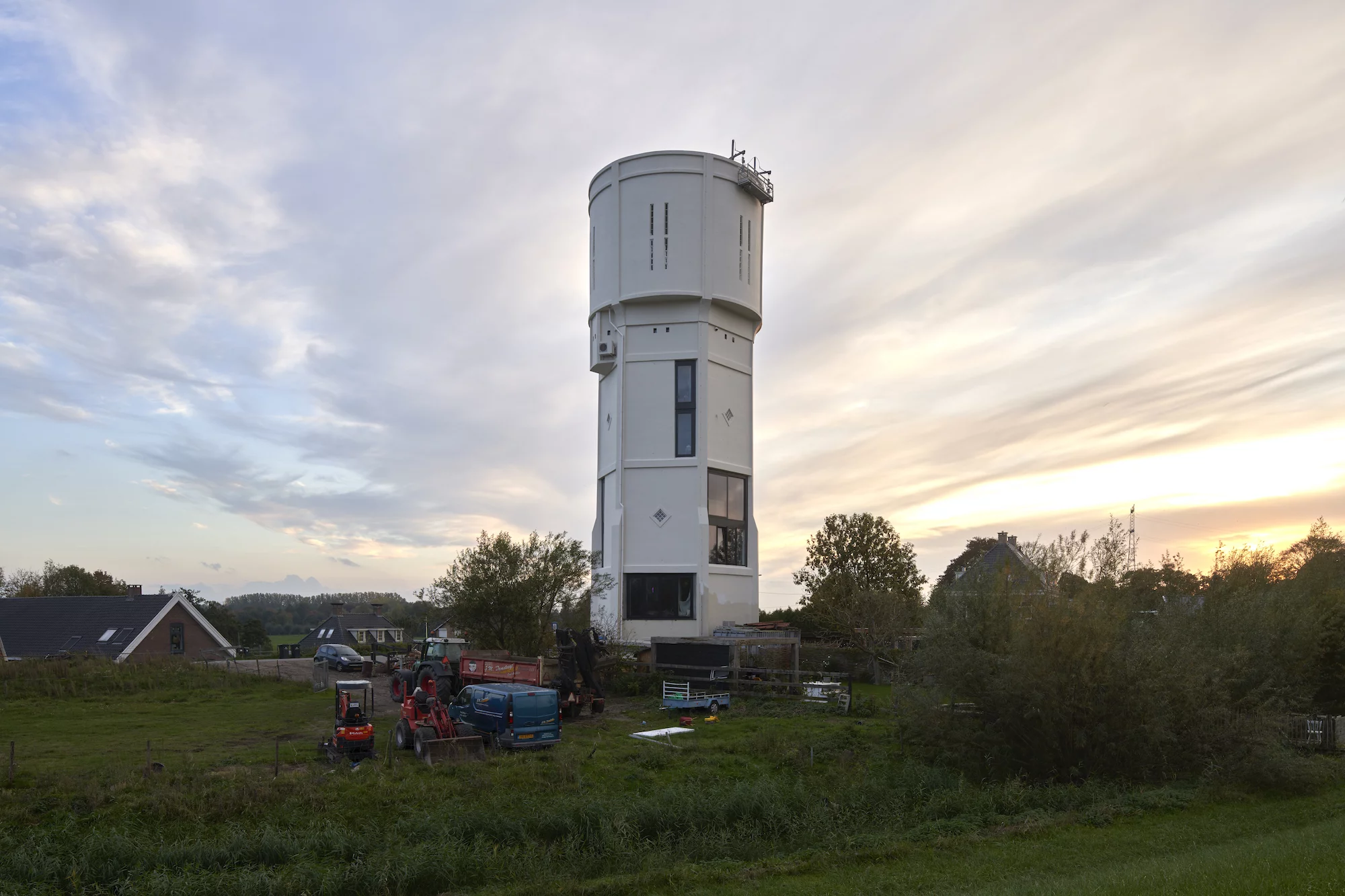 "The motto of the architects during the design process was: 'Do not change a water tower into a house, yet live in a water tower,' and exactly this was the strength of this transformation!" says the owners of