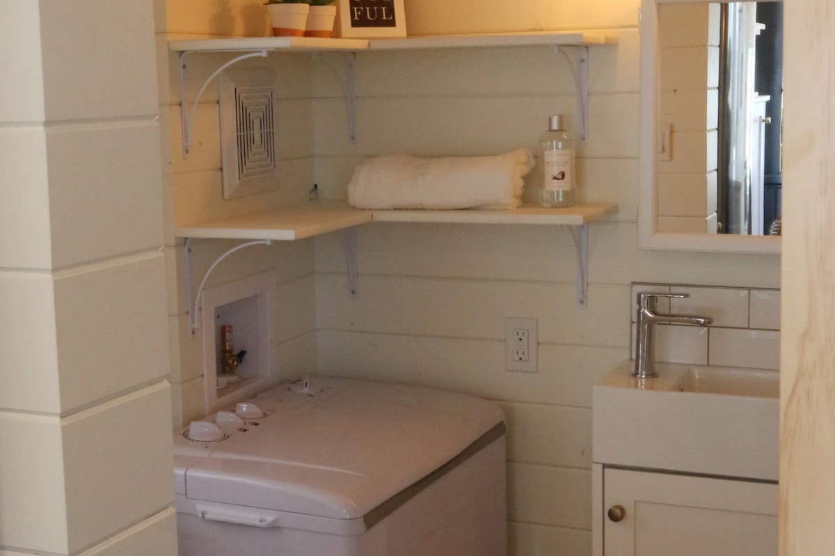 The Innisfree Anarres' bathroom includes a toilet, sink, shower, and washing machine