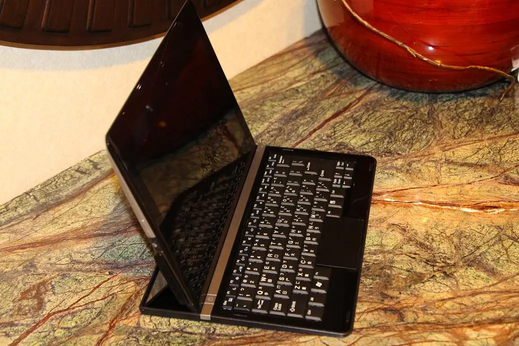 The xPC can combine with the xPad and specially-designed xKeyboard to become a laptop computer